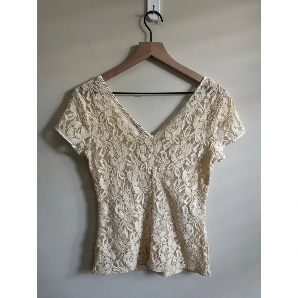 Banana Republic Cream Floral Lace V-Neck Short Sleeve Top Satin Trim Size Medium